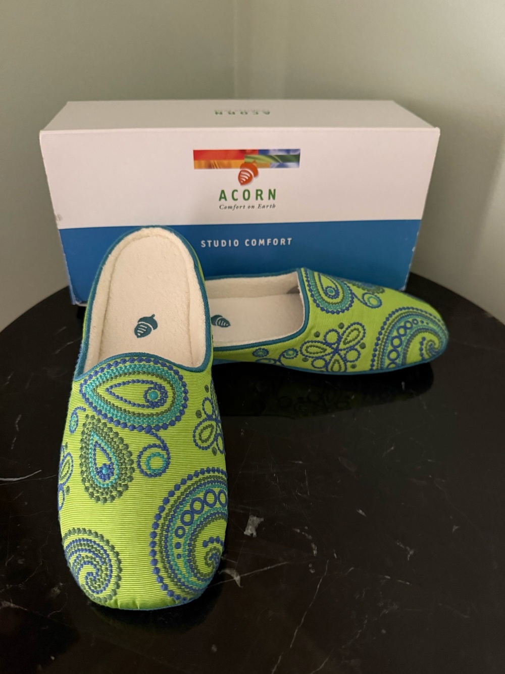 ACORN STUDIO COMFORT SLIPPERS   NWT/BOX!!